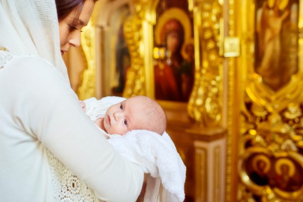 rugaciune-mama-copil-femeie-biserica